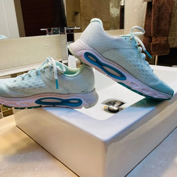 Under Armour HOVR INFINITE Women’s Tennis Shoes - Picture 2 of 7